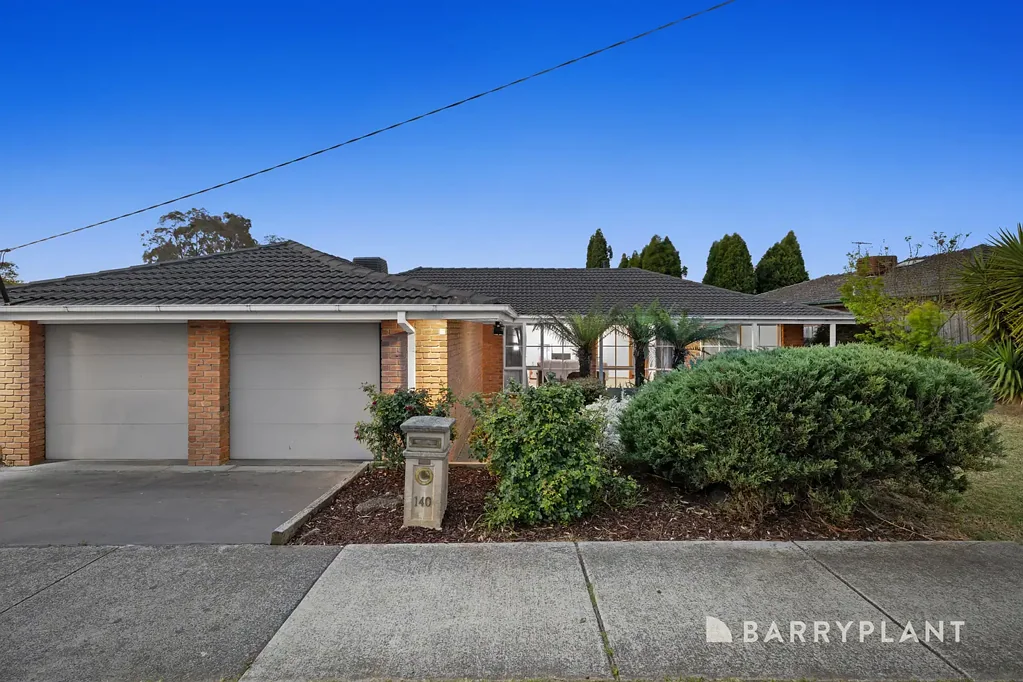 Scoresby 3房 现代地板采光足 770㎡宽地块 双车库双生活区 北向阳光厨房 Smeg电器 家庭娱乐空间 优越学区地段 Sun blessed family sanctuary.