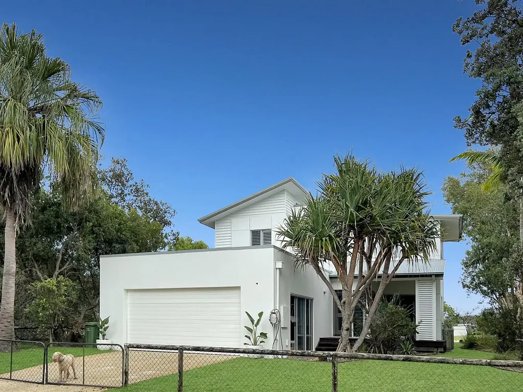 South Stradbroke 4ห้องนอน STUNNING FAMILY COASTAL RETREAT-
Where Everyday Feels Like a Holiday