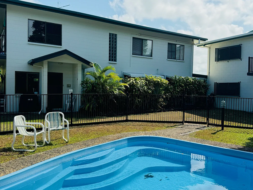 South Mission Beach 3침실 3 Bedroom Apartment, 1 Street Behind the Beachfront !