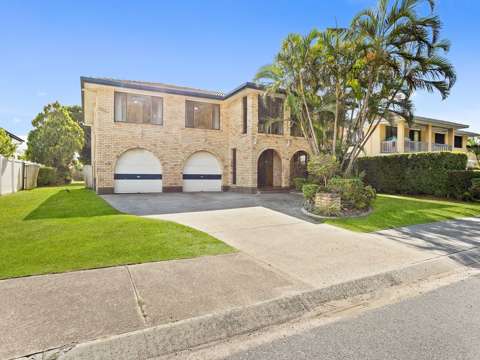 Burleigh Waters 5 Bedroom Spacious Five-Bedroom Family Home on an 850m? Block ? Prime Burleigh Location!
