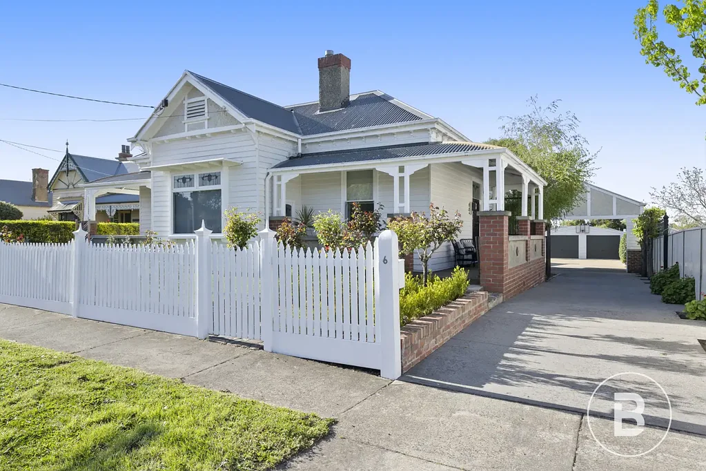STUNNING LAKE WENDOUREE HOME WITH SELF-CONTAINED UNIT