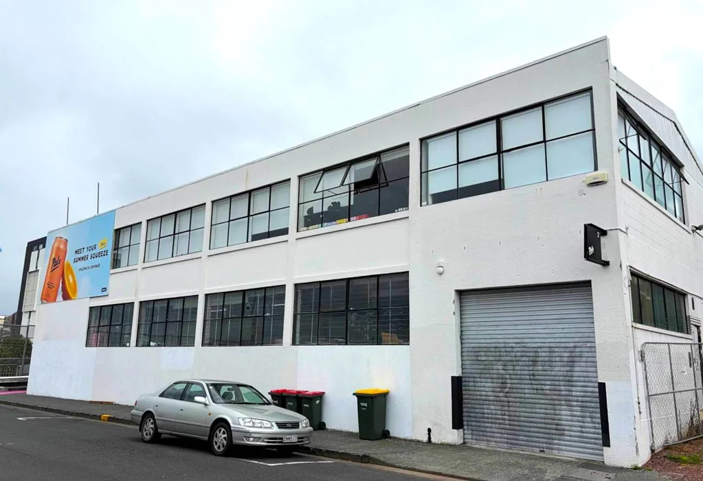 Newton  VALUE NEWTON WAREHOUSE / OFFICE