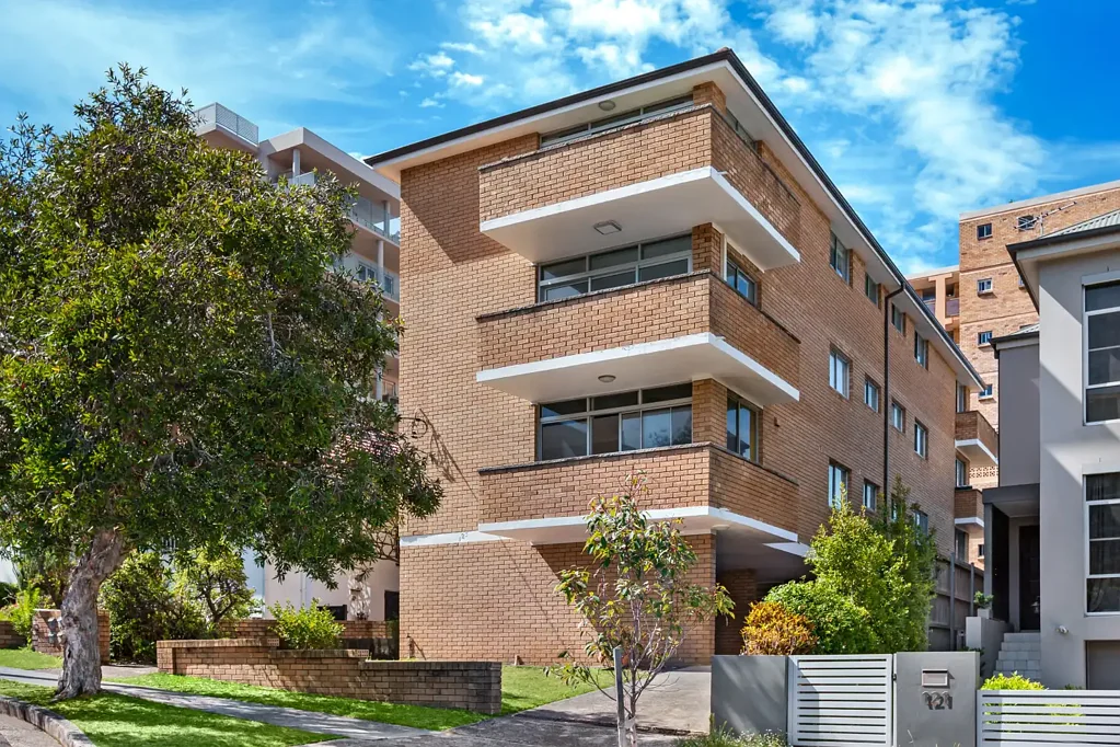 Spacious & Conveniently Located Bondi Apartment