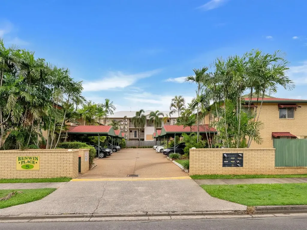 2 Bedroom 1 Bathroom Townhouse with Pool Access