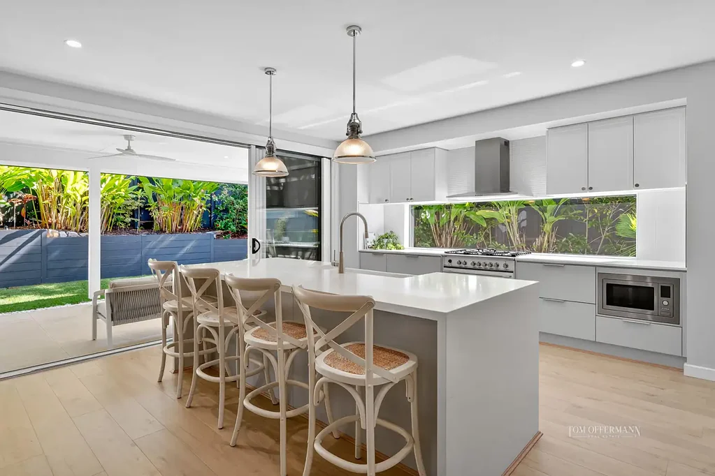 Noosa Heads 4房  New Build - Modern Living, Privacy and Convenience. The ultimate family home in the heart of Noosa Heads