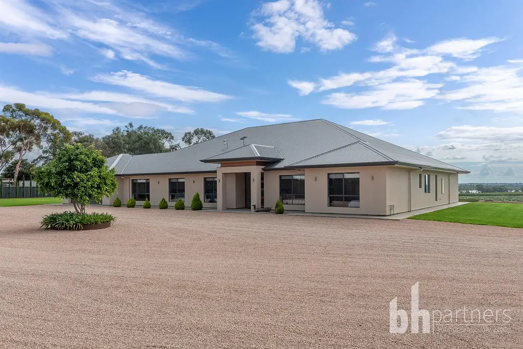 Barmera 5ਬੈੱਡਰੂਮ Spectacular Newly Built Family Home on Acreage with Stunning Backwater Views