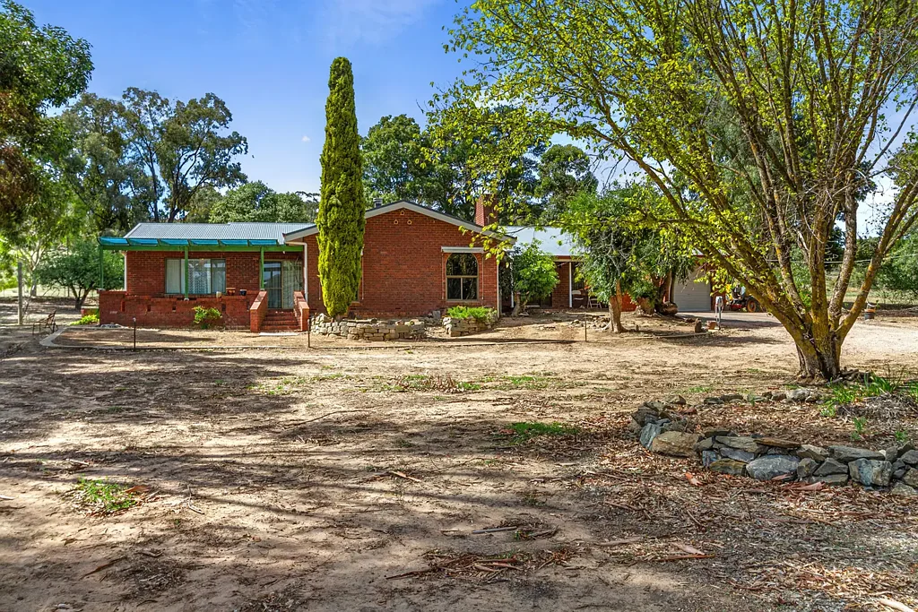 Clare 4 Slaapkamer Secluded Acreage Living with Solid Foundations, Sheds & Renovation Potential