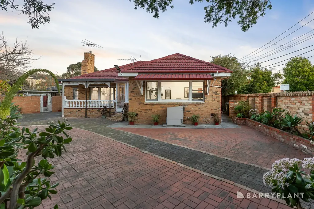 Caulfield North 4 Bedroom Comfort & Versatility on a Prime North-facing Corner