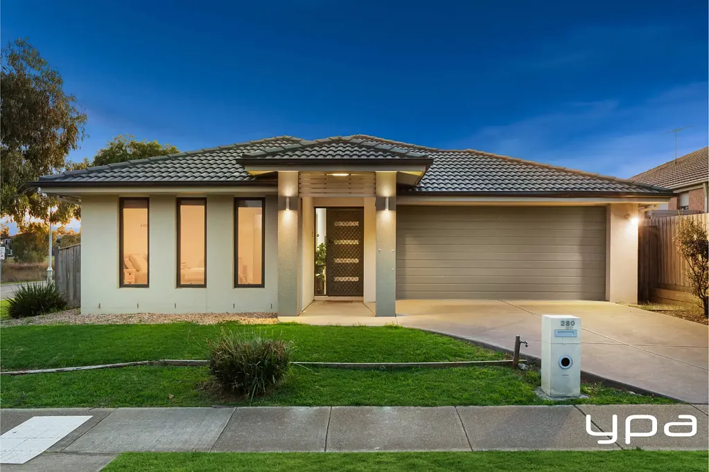 Point Cook 4房 家庭卓越，位于 Featherbrook College 对面，占地约 514 平方米！！ Family Excellence Opposite Featherbrook College on 514sqm Approx !!