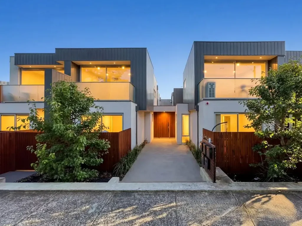 Townhouse-Effortless Lifestyle In A Great Location!
