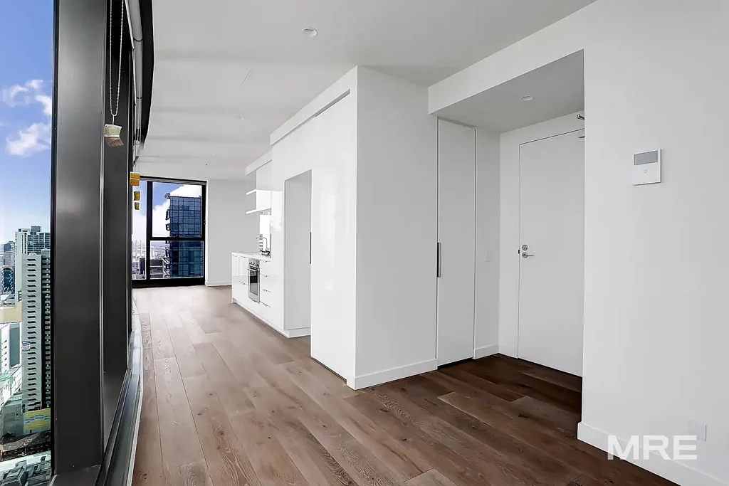 Immaculate apartment with 180-degree city view