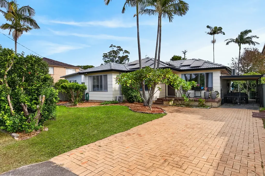 Woy Woy 4房  Refreshed Family Home on a Huge 847sqm Block with Endless Potential.