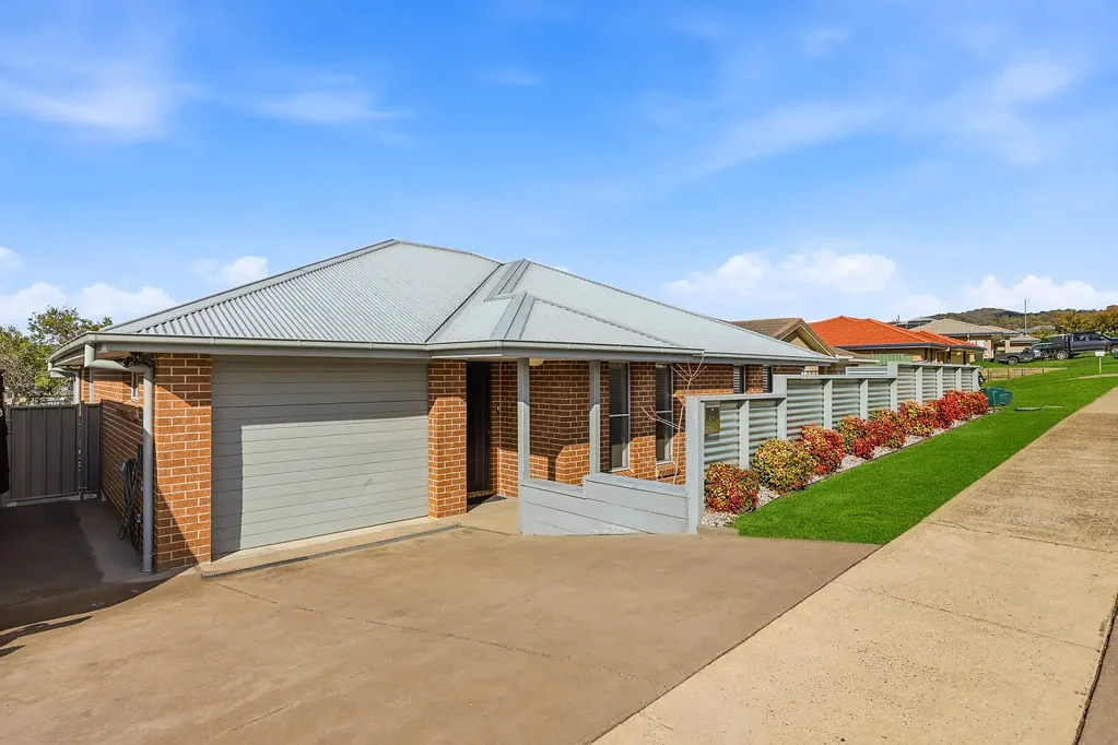 Near New and Stylish 3 Bedroom Home! AVAILABLE NOW!!