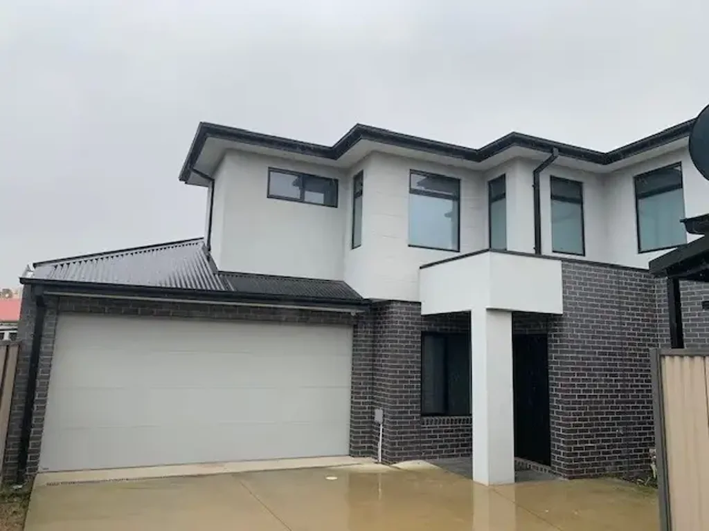 Beautiful Modern 3 Bedroom Townhouse!