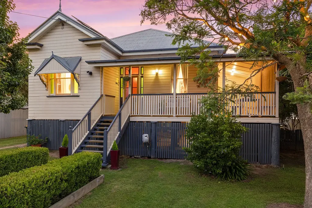 Warwick 4房 Wantley街经典别墅 1012㎡私密围地 4卧宽敞 东北朝向 高天顶木地板 太阳能环保 现代优雅奢居 Classic Charm Meets Modern Comfort