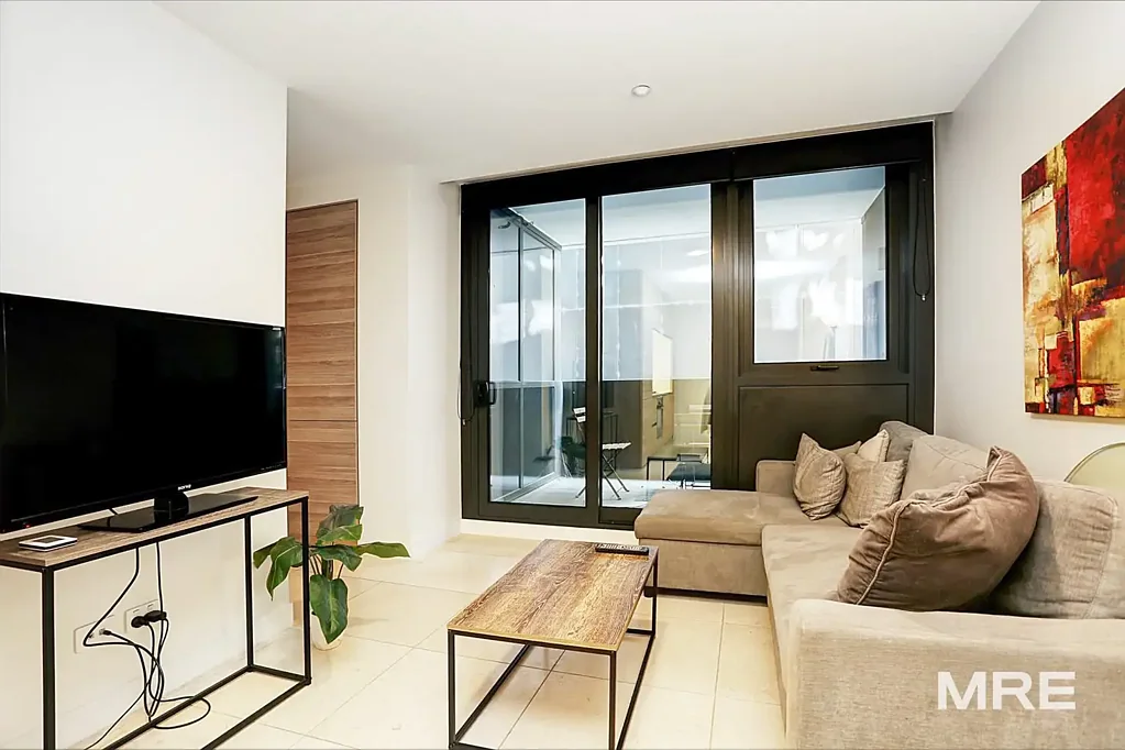 Fully furnished designer apartment located opposite the lake