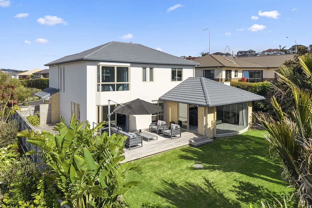 Orewa 5 Bedroom ELEVATED LIVING, OREWA AND SEA VIEWS