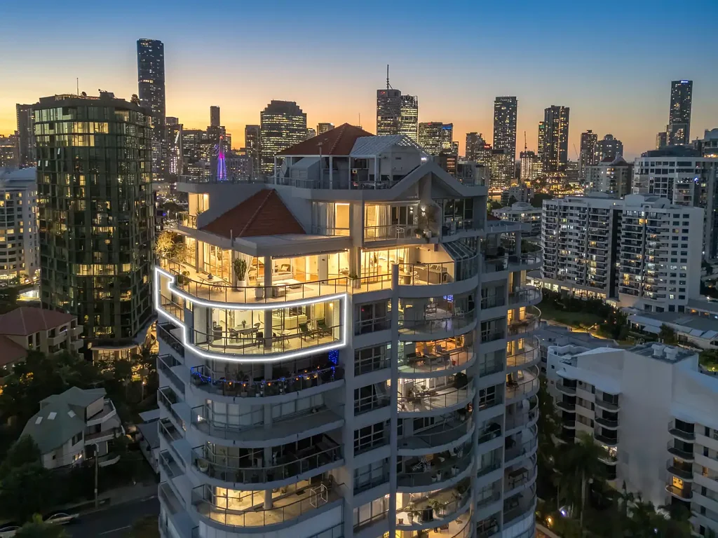 Kangaroo Point 3房 东向朝向 令人惊叹河景 现代装修 三居室宽敞 开敞式起居区 全楼高天花板 主卧带套间 设施齐全浴室 三个私人阳台 全楼空调 双车位锁车库 度假村设施 游泳池网球区 Golden Riverfront Opportunity