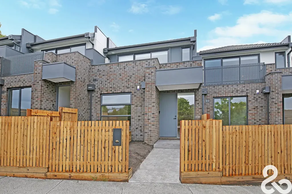 Like- new Townhouse!