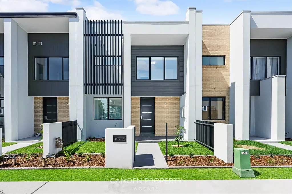 Beautiful Park Frontage Terrace!