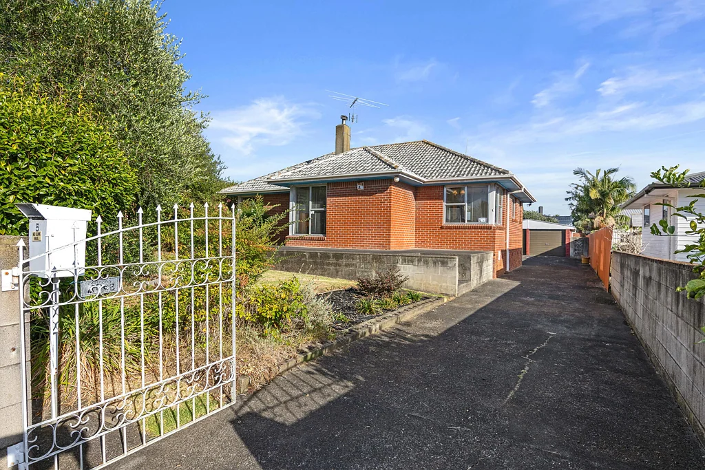 Mangere 3Phòng ngủ Great family home or Development!