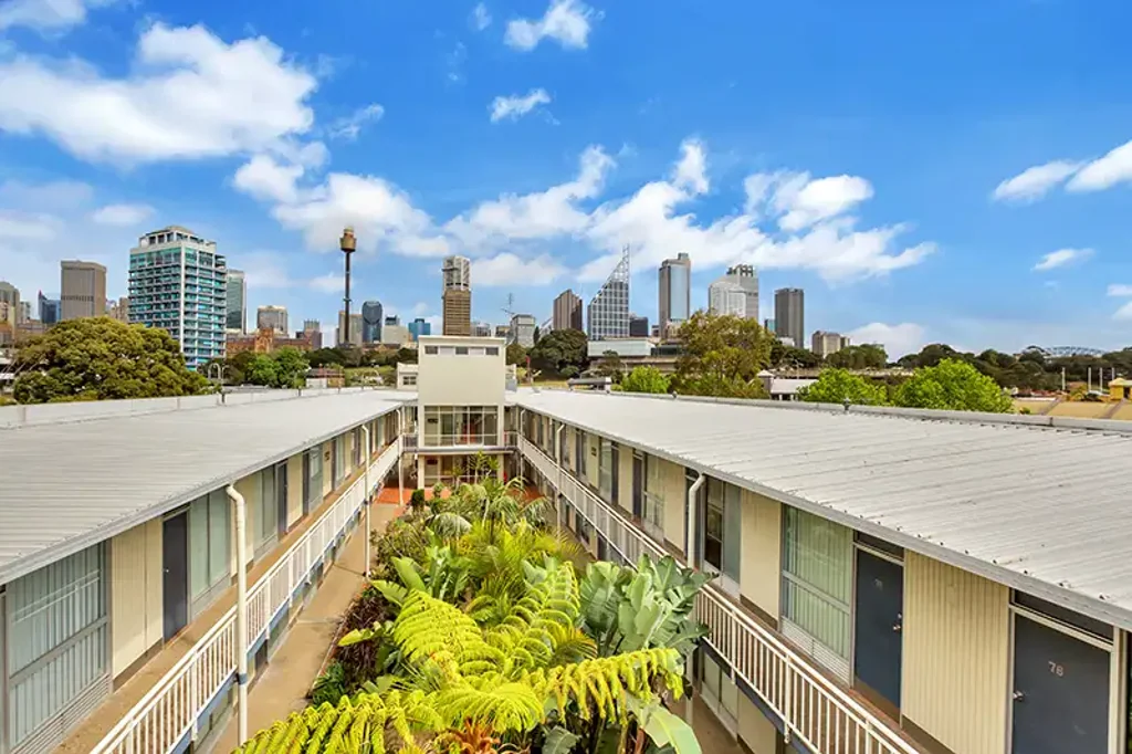 Studio apartment in security building with air conditioner, on-site manager, pool