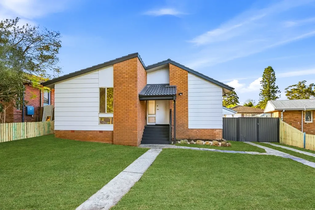 Airds 4બેડરૂમ Stylishly Renovated Family Home