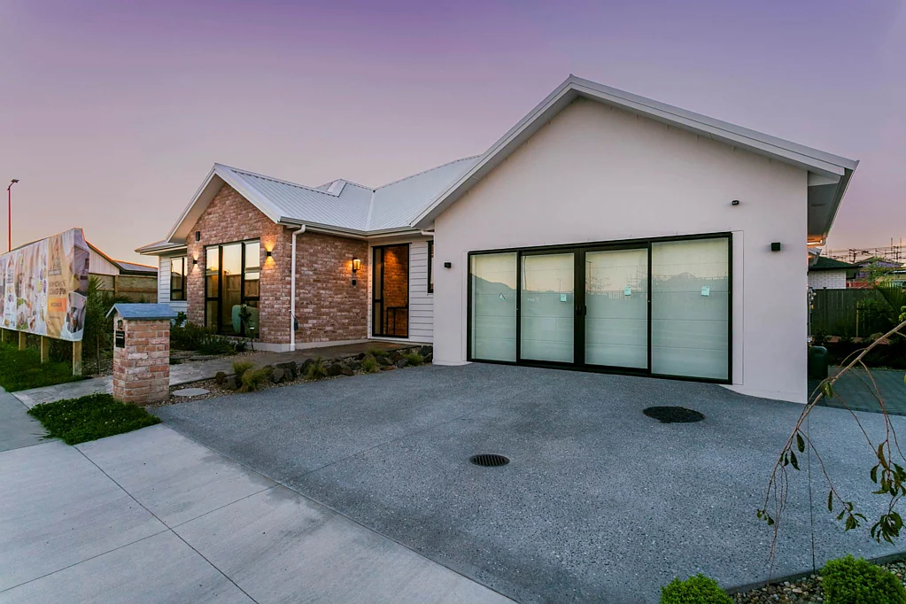Wainui 5 Bedroom Ex-Showhome with Granny Potential