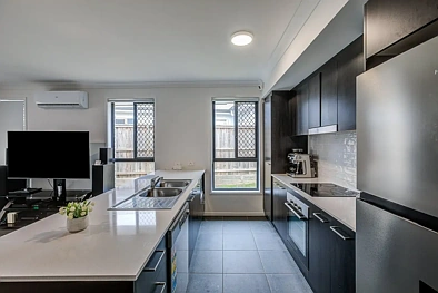 ਰਸੋਈ - 8 Optima Street, Ripley, QLD 4306