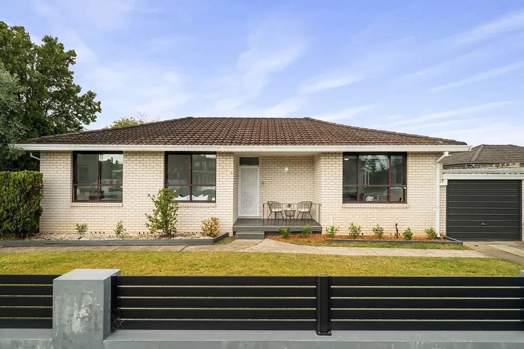 Monterey 3침실 Well Proportioned Single Level Villa with Dual Garages