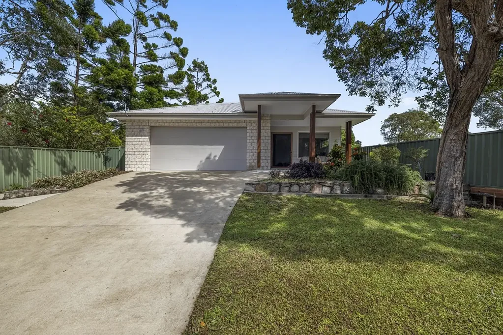 Modern 4-Bedroom Home In Corindi Beach
