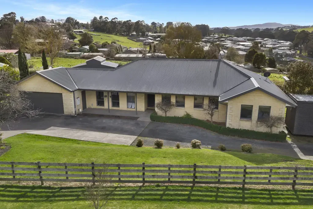 Neerim South 4Zimmer Family Living, Scenic Views & Over 6,000m² in Town