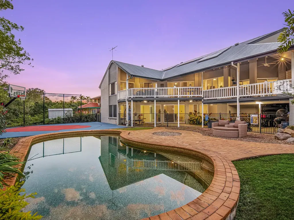 Chapel Hill 5房 带有泳池、篮球场和丛林私密性的宽敞家庭休憩之所 Expansive Family Retreat with Pool, Basketball Court & Bushland Privacy