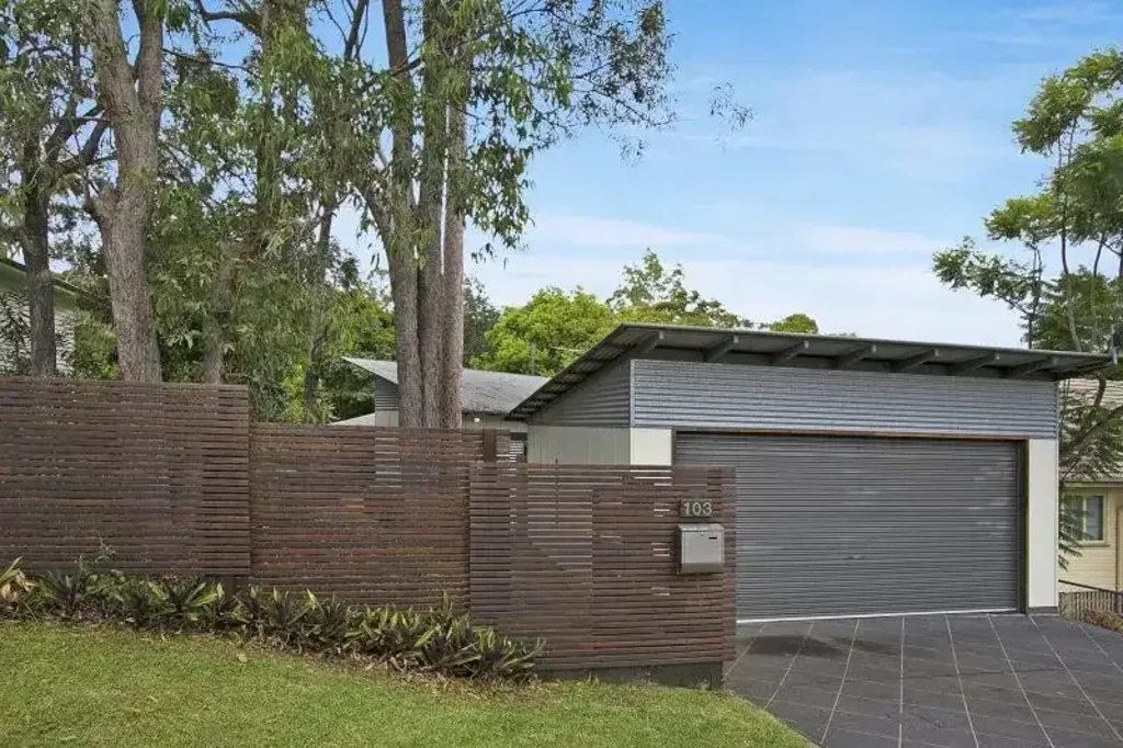 Air Conditioned Fully Fenced Pet Friendly Home
