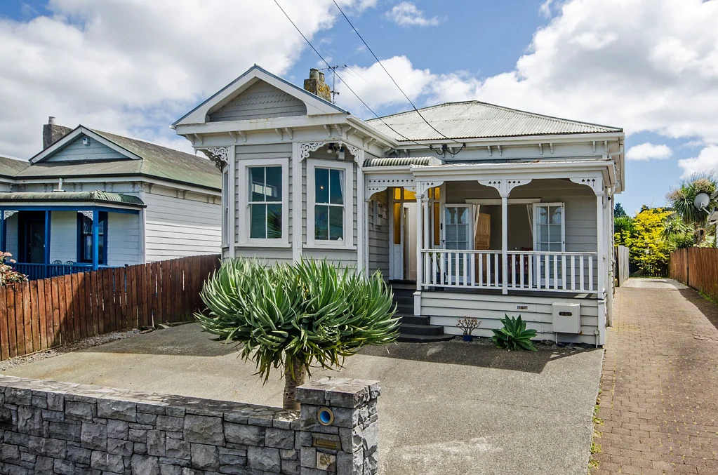 Classic weatherboard Villa with high stud ceilings