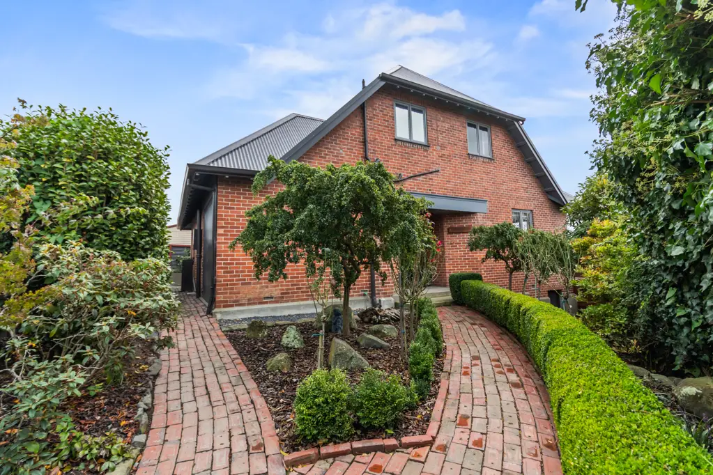 Seaview 3 Bedroom Stunning Character Home!