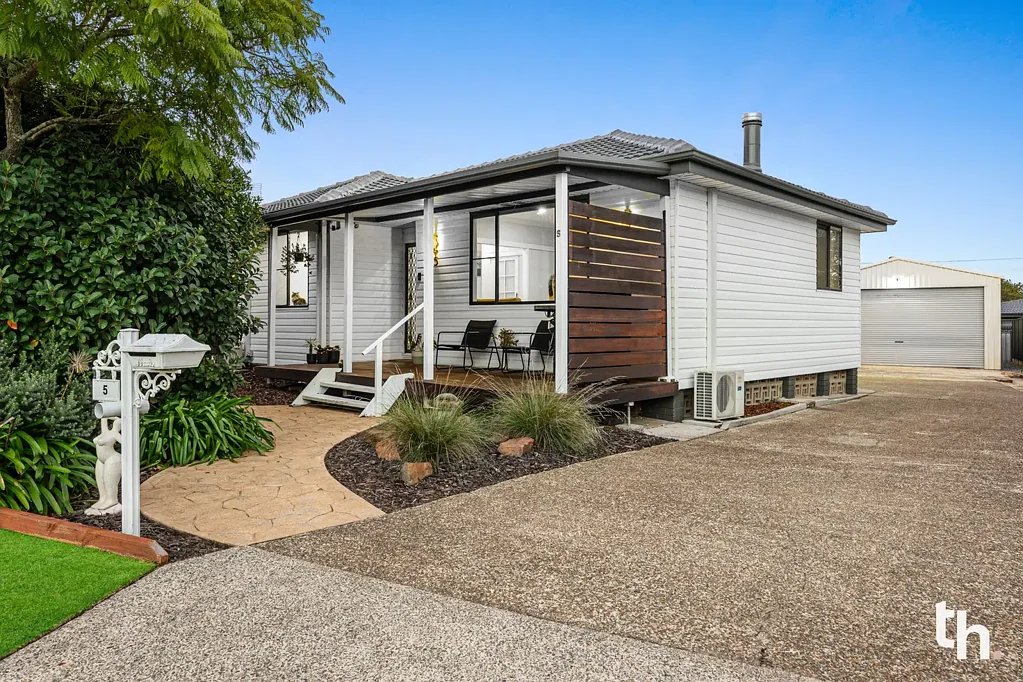 Edgeworth 4침실 Updated Cul-De-Sac Beauty with Four-Car Garage, Walk to Edgeworth CBD
