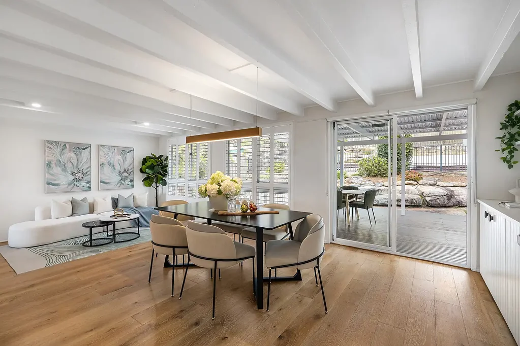 Hornsby Heights 5 Slaapkamer Stunning family home with bush outlooks