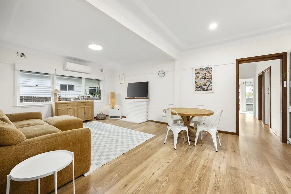 Gymea Bay 3房 Gymea Bay热门社区 阳光北向庭院 单层多区布局 三卧双车位 舒适实用生活 Exceptional North-Facing Living in the Heart of Gymea Bay