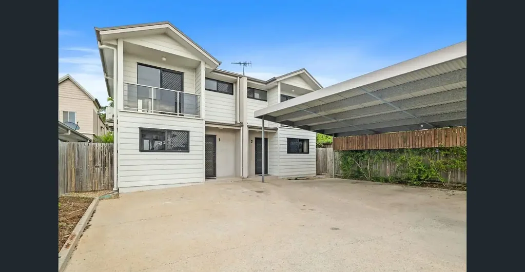 Rockhampton City 9ห้องนอน TOWNHOUSE DUPLEX + QUEENSLANDER. 3 PROPERTIES ON 1 TITLE. OFFERS OVER $1,395,000.00