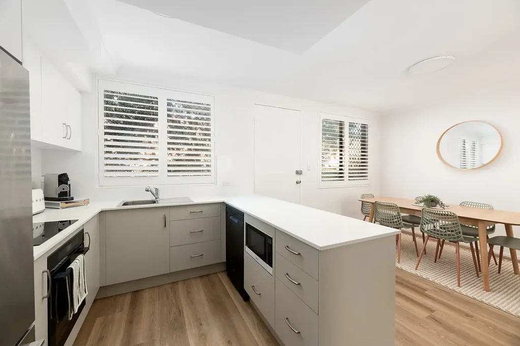 Kirrawee 3房 度假村式社区 私密联排别墅 精美全翻新厨房 Caesarstone台面 时尚电器 宽敞采光空间 三间宽敞卧室 私人套间 西向铺砌娱乐区 成熟花园环绕 优越地理位置 靠近购物村火车站 Modern Full Brick Townhouse