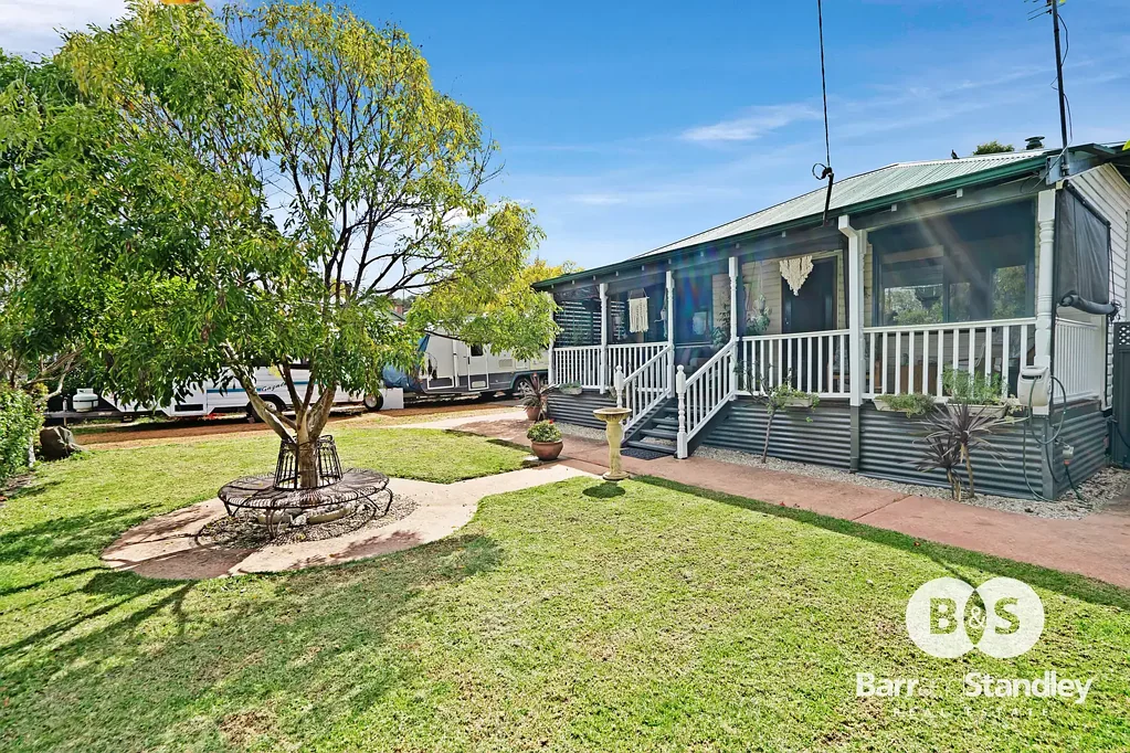 Collie 3Moenga Charming Residential House with Pool and Granny Flat in Collie