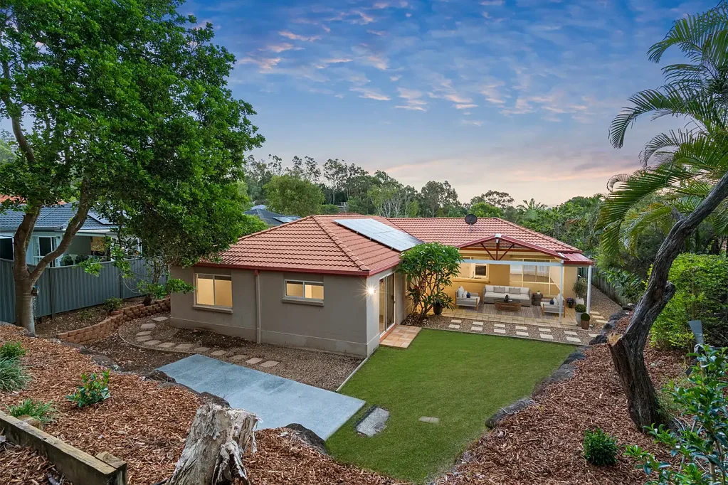 Mudgeeraba 4ห้องนอน Spacious, Well Presented Family Home – Walk to Kings Christian College