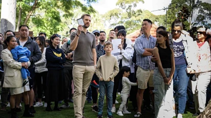 超300人围观！悉尼豪宅拍卖“炸场”，成交价创纪录！下周澳人或迎“超量降息”，理由很现实……