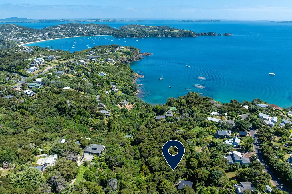 Oneroa Hidden bush haven moments from the sea