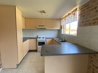 11 Hollydene Crescent, Edensor Park, NSW 2176, 3 slaapkamers, 1 badkamers, Apartment