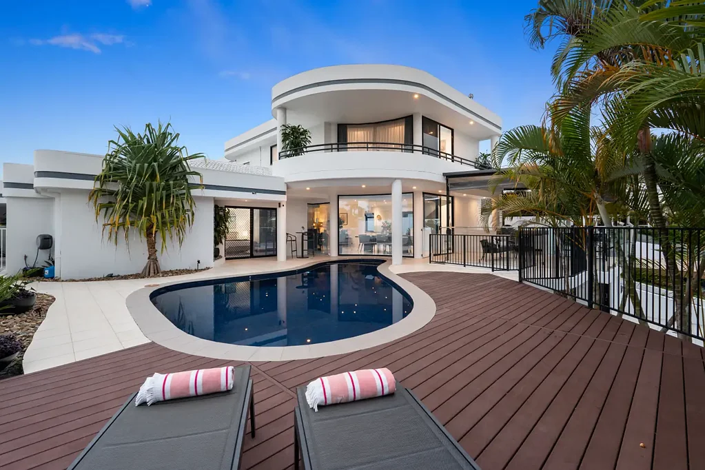Bundall 5房  A Landmark Waterfront Residence | Concrete Construction & Exceptional Scale