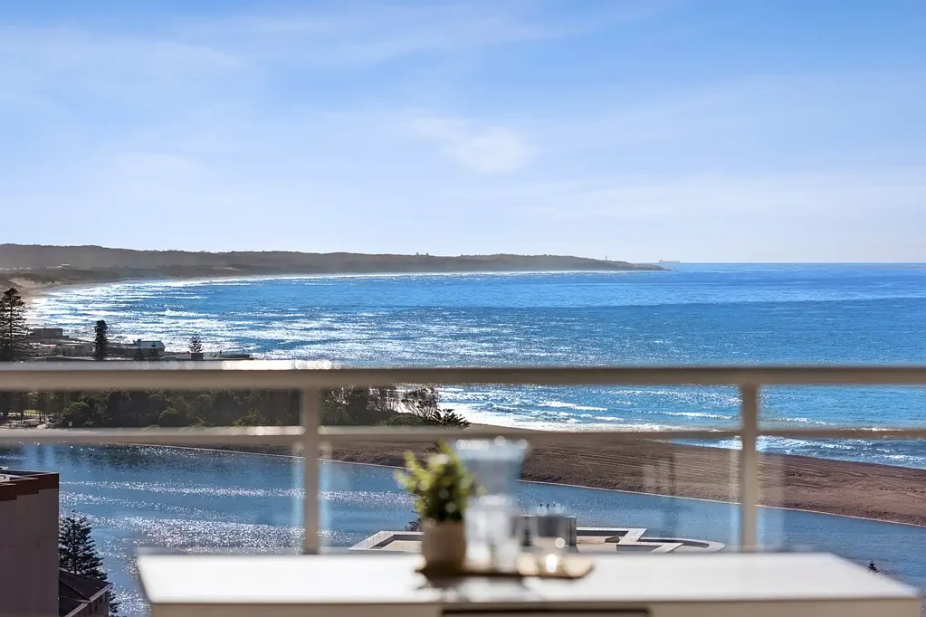 The Entrance 2房  Uninterrupted north facing ocean views from the tenth floor