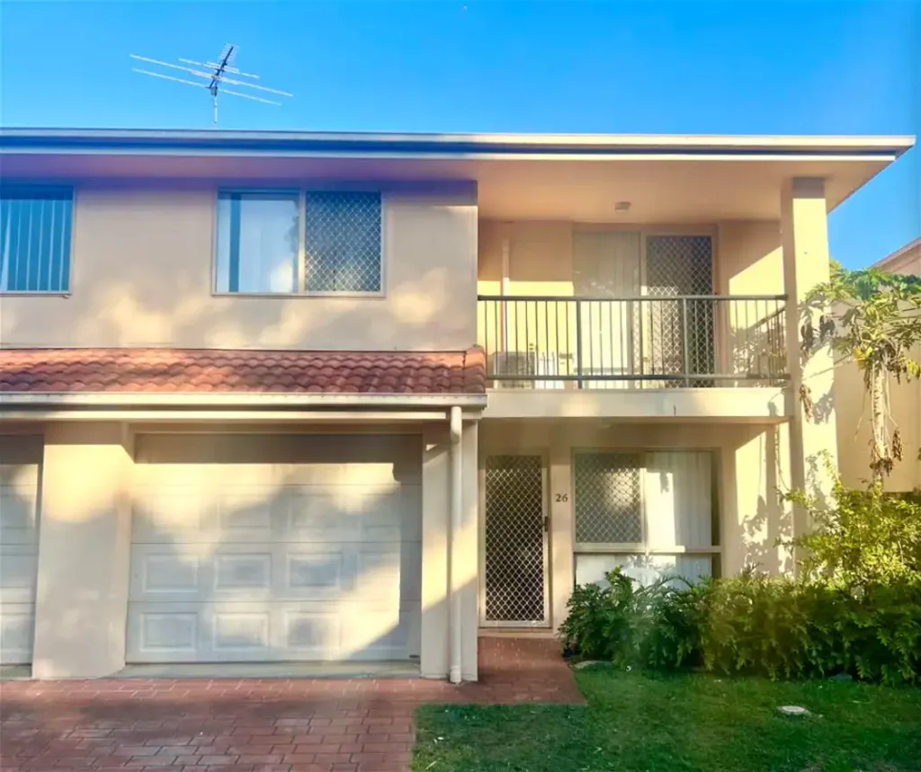 OWNER PAYS WATER BILL- Great location Unit in Mansfield State School Catchment