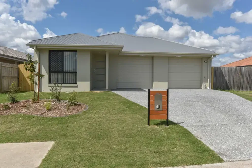 Collingwood Park 5침실 Dual Occupancy Dream – Modern, Stylish & Exceptionally Located